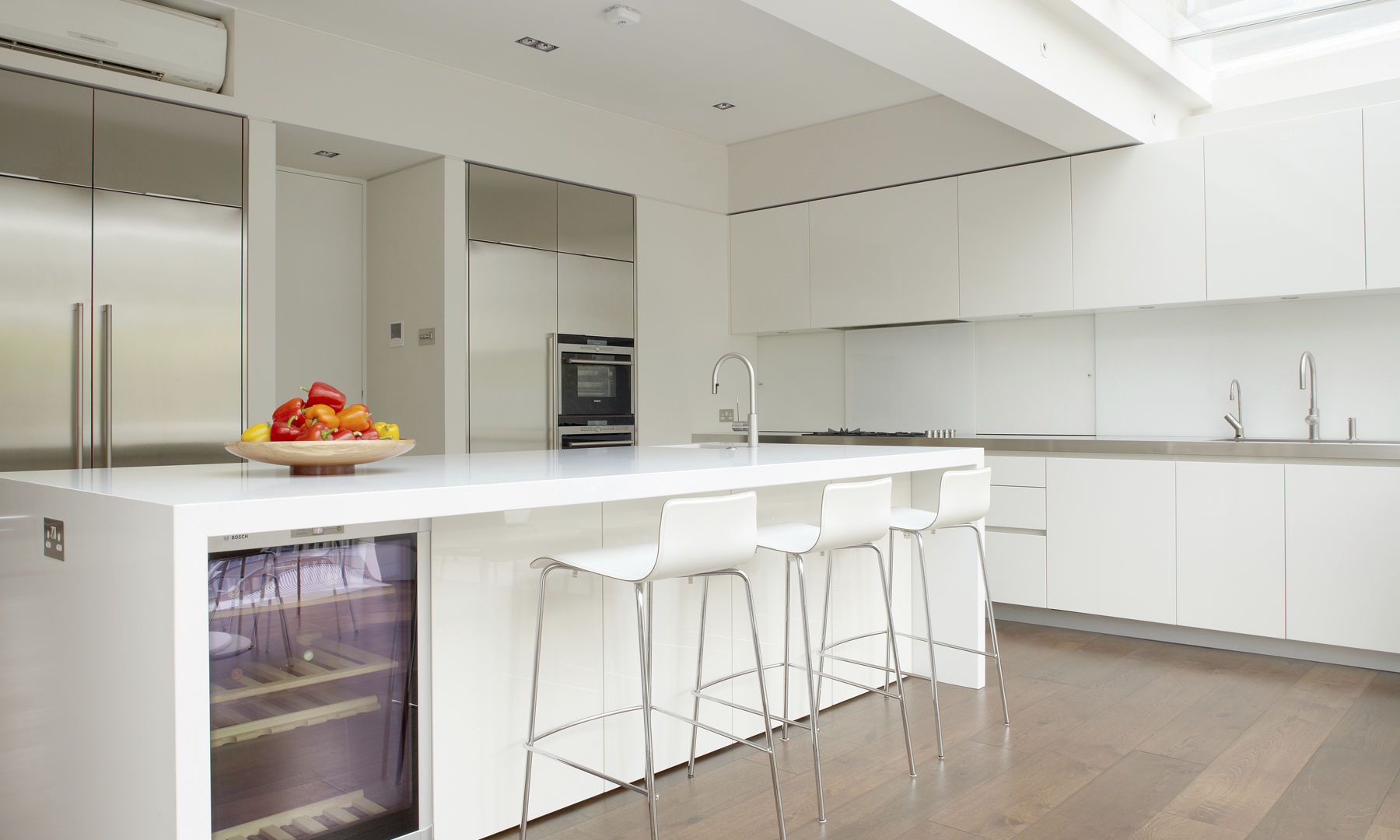 Contemporary kitchen / stainless steel / laminate / island Contemporary kitchen / stainless steel / laminate / island