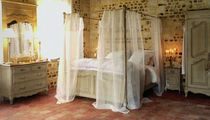 classic style canopy double bed CH&Acirc;TEAU & D&Eacute;PENDANCES Interiors