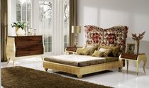 classic style double bed ABRIL Planum, Inc.