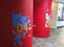 display totem SIGNALETIQUE DE PORTE SUR MESURE EN VINYLE Osmoze -atelier de design et de d&eacute;coration murale-