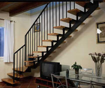 quarter-turn staircase with a central stringer (metal frame and wood steps) MADEIRA essegi scale