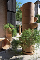 terracotta planter BALCONCINO by Sebastian Bergne Teracrea
