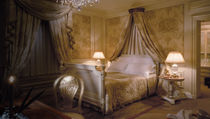 traditional canopy double bed WARM LUXE Clive Christian
