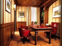 traditional wooden office desk STUDIO FAOMA
