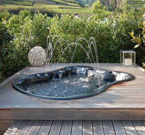built-in hot tub / oval / 8-seater