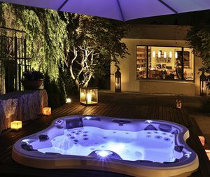built-in hot tub / square / 7-seater