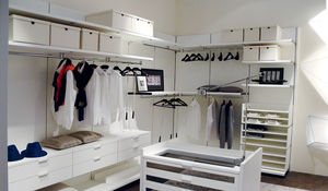 contemporary walk-in wardrobe / glass / lacquered wood