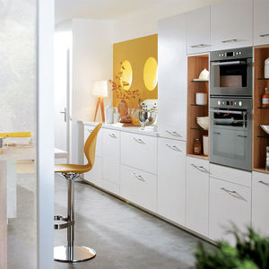 contemporary kitchen / oak / quartz / laminate