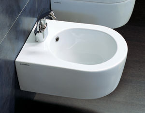 wall-hung bidet / ceramic