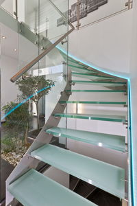 quarter-turn staircase / stainless steel frame / glass steps / without risers