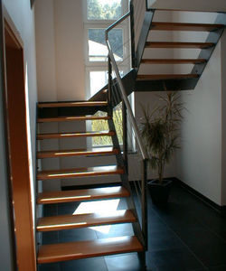 half-turn staircase / wooden steps / steel frame / without risers