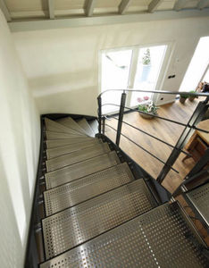 half-turn staircase / metal steps / steel frame / without risers