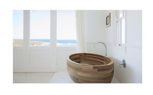 free-standing bathtub / oval / wooden