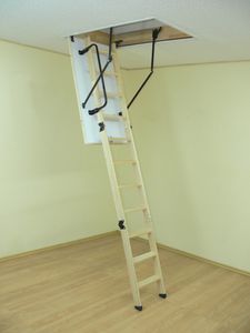retractable ladder / wood
