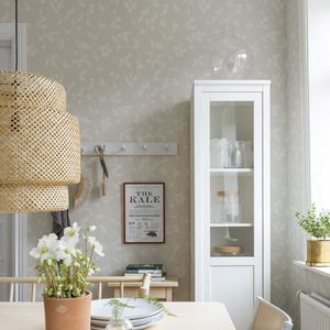 classic wallpaper / floral pattern
