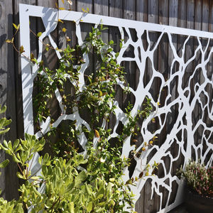 green wall trellis / painted metal
