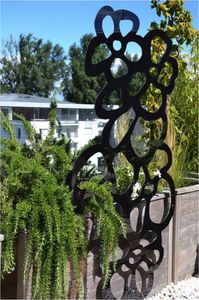 green wall trellis / painted metal