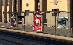 metal bus shelter / glass