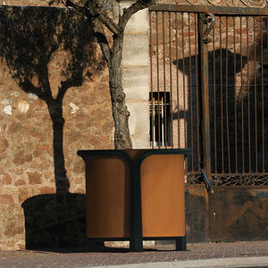 aluminum planter / polyethylene / round / contemporary