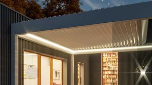 wall-mounted pergola / self-supporting / extruded aluminum / retractable