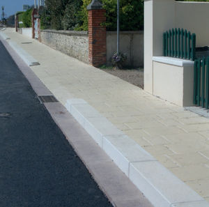 sidewalk edge / rectangular / linear / high-performance concrete