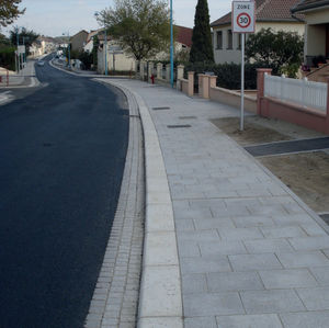 sidewalk edge / linear / high-performance concrete