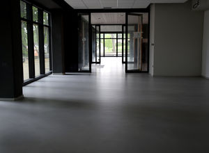 concrete flooring / for public buildings / smooth / high-gloss