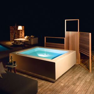 built-in hot tub / above-ground / square / 4-seater