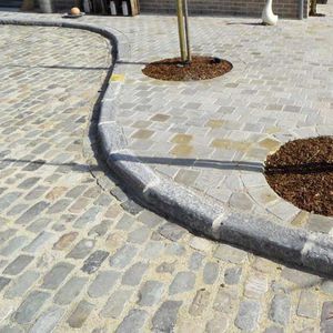 sidewalk edge / curved / granite