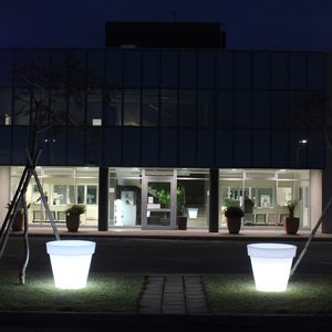 polyethylene garden pot / conical / illuminated