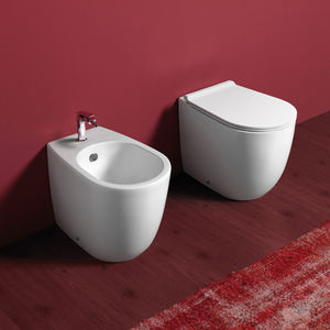 free-standing toilet / ceramic / rimless