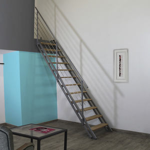 straight staircase / metal frame / wooden steps / metal steps
