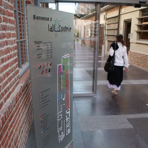 signage totem / Braille / for public spaces