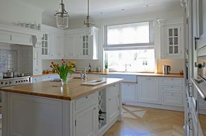 traditional kitchen / wood veneer / lacquered wood / island