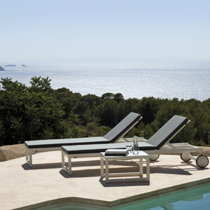 contemporary sun lounger / lacquered aluminum / garden / on casters