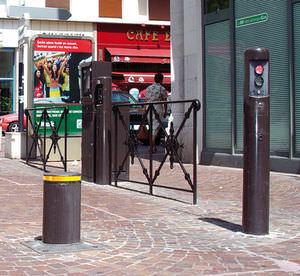 access control bollard / steel / retractable / high