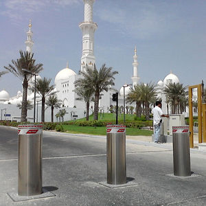 access control bollard / steel / retractable / automatic