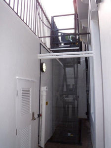 handicapped lifting platform / outdoor