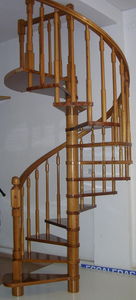 spiral staircase / wooden steps / wooden frame / without risers