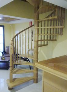 spiral staircase / wooden steps / wooden frame / without risers