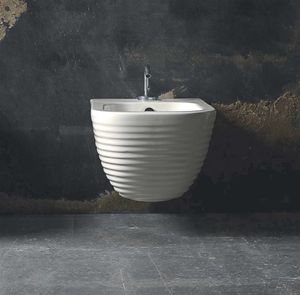 wall-hung bidet / ceramic