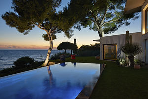 in-ground swimming pool / concrete / overflow / outdoor