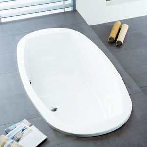 oval bathtub / acrylic