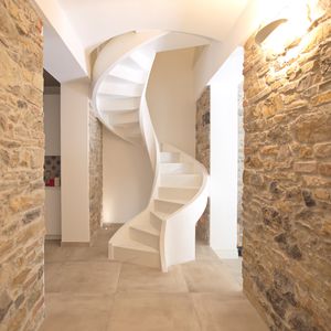 spiral staircase / concrete frame / concrete steps / with risers