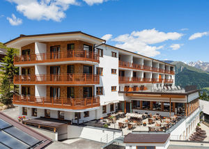 prefab building / for hotels / solid wood / wooden frame