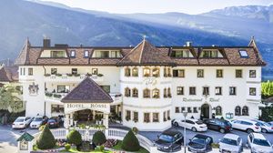 prefab building / for hotels / solid wood / wooden