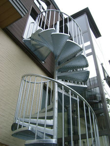 spiral staircase / metal steps / metal frame / without risers