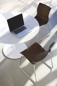 contemporary visitor chair / with armrests / stackable / tablet
