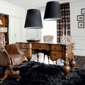 wooden desk / classic