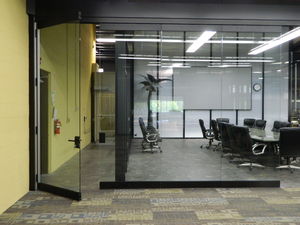 sliding partition / glass / professional